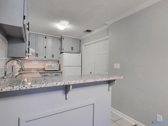 Building Photo - 2020 Woodlawn Dr SW