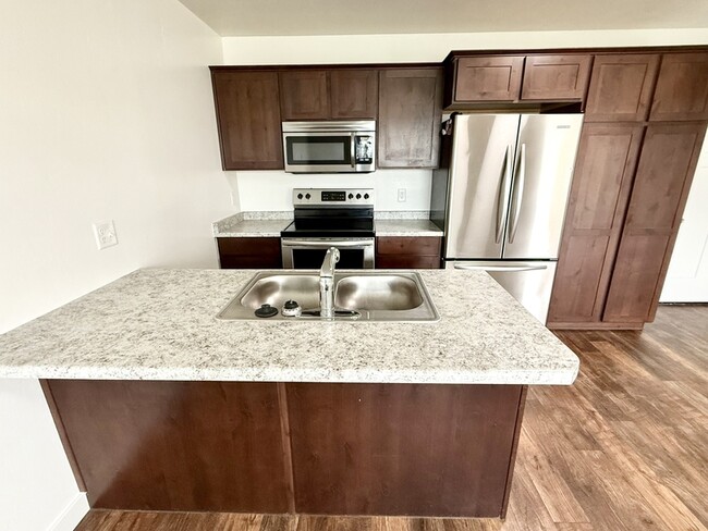 Building Photo - 676 E 550 S