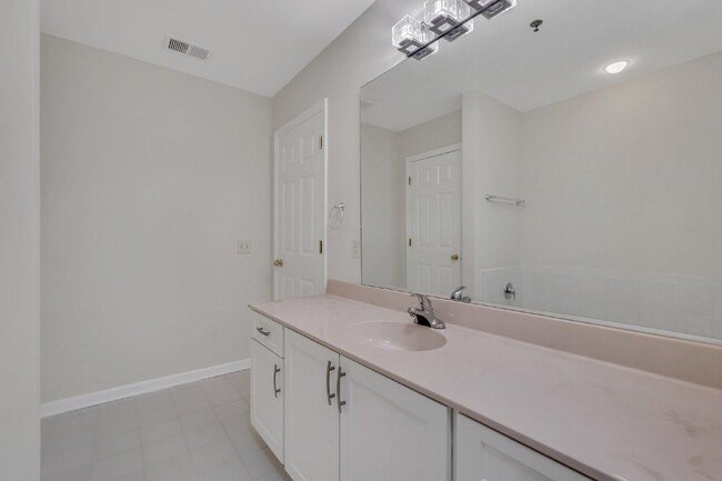 Building Photo - "Elegant 2-Bedroom Condo in Bluffton Villa...