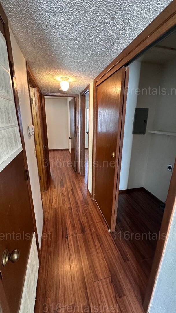 Building Photo - $750 - 2 bed 1 bath - Second floor Apartment