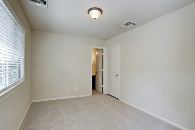 Building Photo - 10718 Clearview Villa Pl