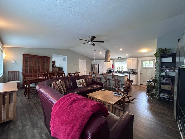 Building Photo - 3 Bedroom 2 Bath home in south Bellingham with a 2-car garage