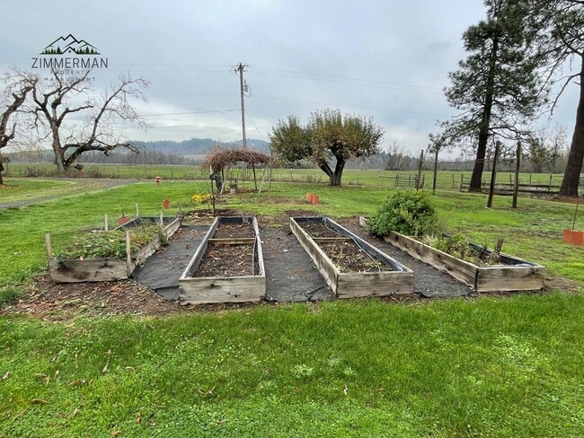 Building Photo - Adorable Updated Farmhouse in Creswell, OR