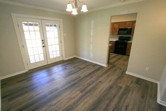 Building Photo - 2301 Raintree Dr