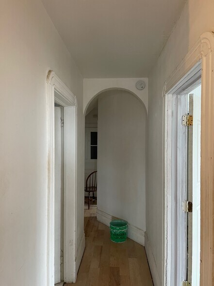 Building Photo - 731 E 5th St