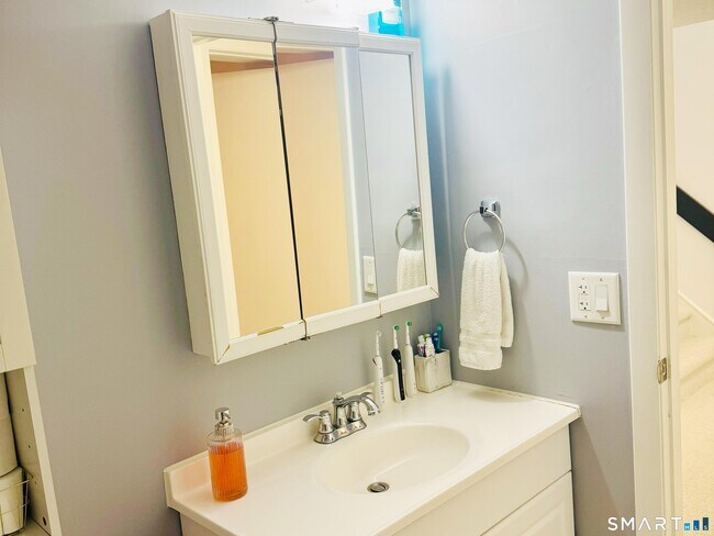 Building Photo - 10 Glenview Dr