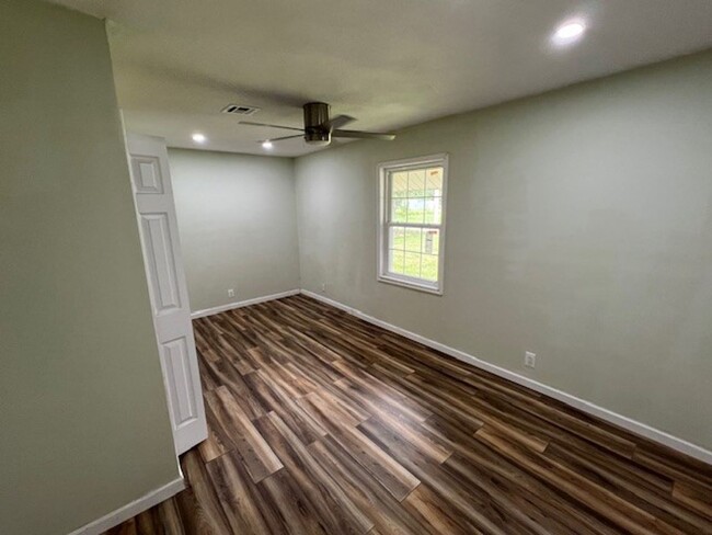 Building Photo - Newly Renovated 3B/2B Home Available in La...