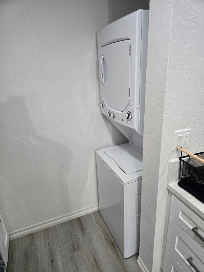 Building Photo - 9229 Village Glen Dr