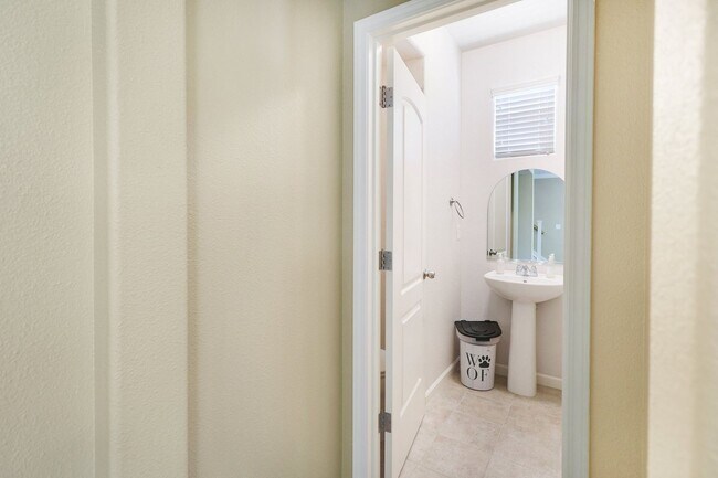 Building Photo - *MOVE IN SPECIAL: $500 OFF FIRST MONTH RENT* 3 BED 2.5 BATH TOWNHOME IN THE VILLAGES OF SHASTA VI...