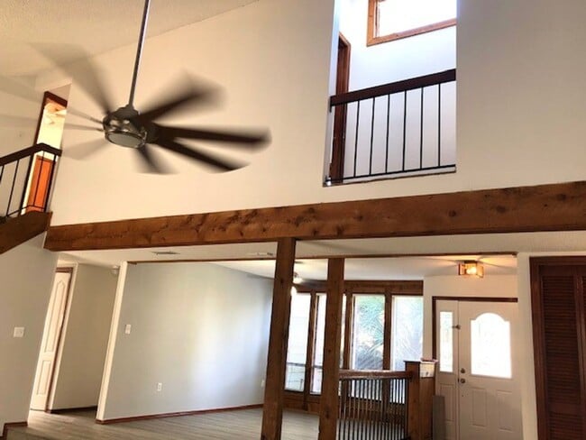 Building Photo - MOVE IN NOW! 4x3 Screened in pool home!!! ...
