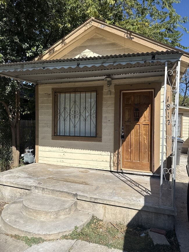 Building Photo - 1817 San Luis St