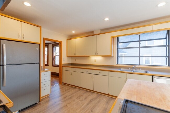 Building Photo - 81 Cushing Ave