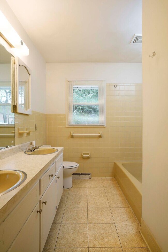Building Photo - AVAILABLE NOW - Fully Updated 4 Bed / 2 Bath in Gladstone – Open Floor Plan + Large Fenced Yard!
