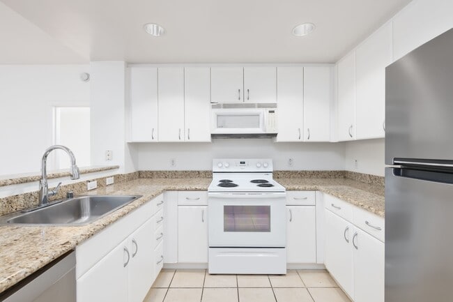 Building Photo - 250 King St