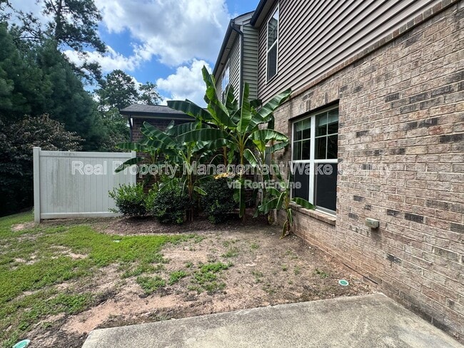 Building Photo - 2108 Chipley Dr