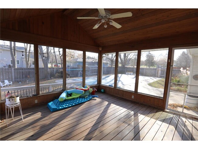 Building Photo - 3620 Saratoga Ln N