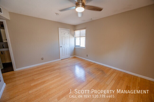 Building Photo - 1184 E Diamond Dr