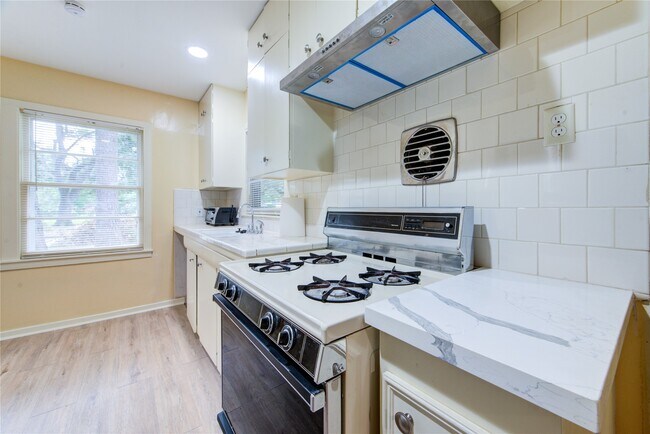 Building Photo - 4046 Woodfin St