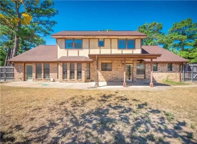 Primary Photo - Vaulted Ceiling, Huge Yard, Close to Town