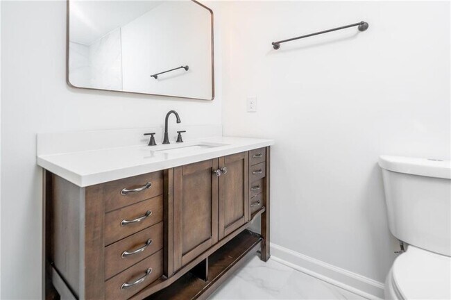 Building Photo - 2215 Gordon Cir