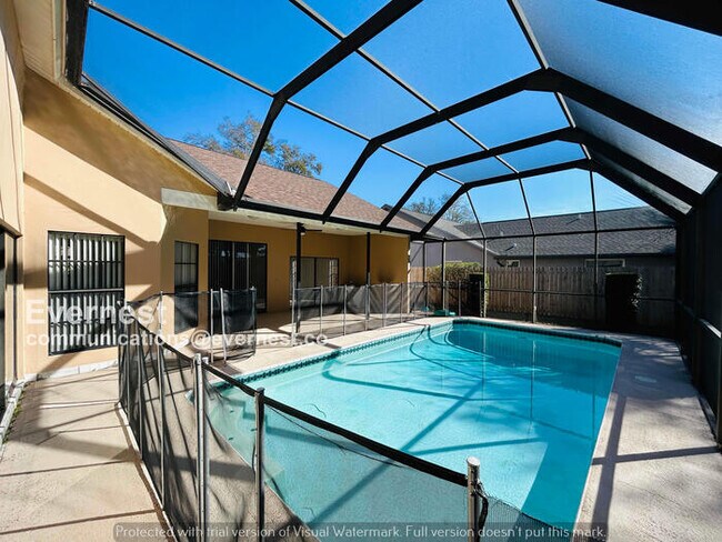 Building Photo - 6 Bed/4 Bath Home with Garage / Pet-Friendly / Available Now!