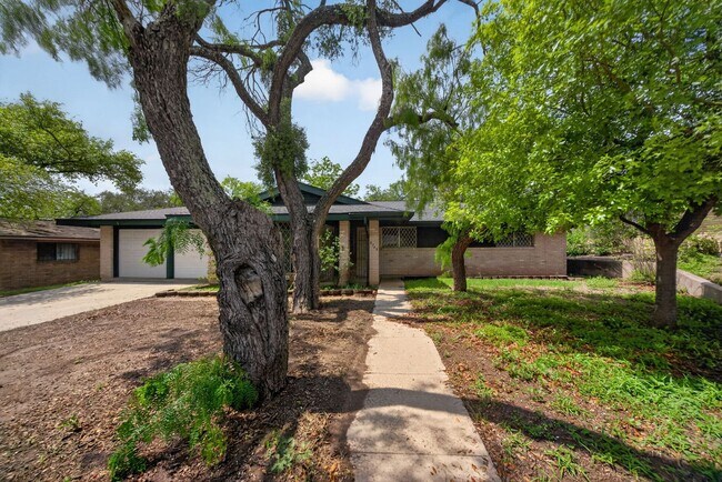 Building Photo - Beautifully refreshed 3-bedroom, 2-bath ranch-style home, located in the sought-after Colonies No...
