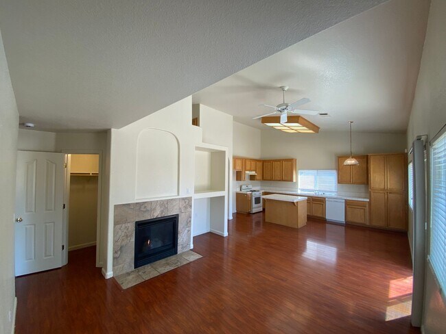 Building Photo - Spacious & Nice!