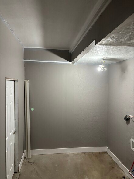 Building Photo - 705 Cecelia Ave