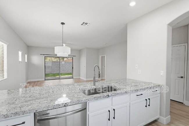 Building Photo - 554 E San Carlos Way