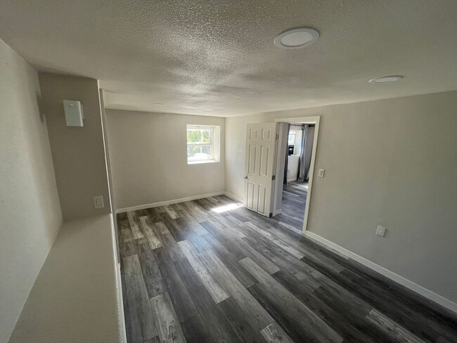 Building Photo - 2 bedrooms remodeled duplex with a spaciou...