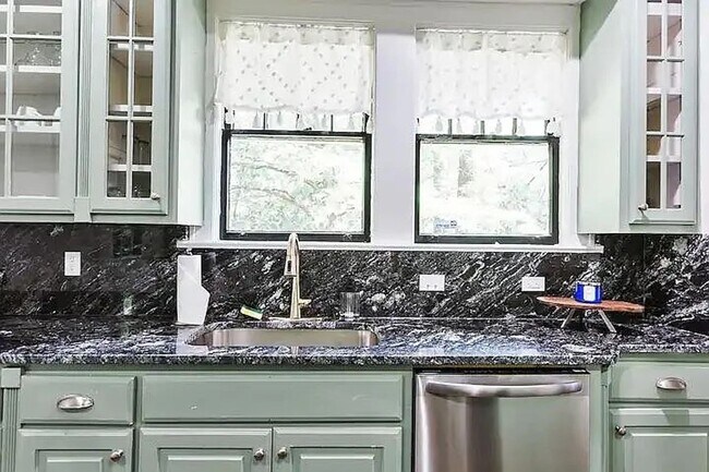 Building Photo - Spacious and homey home in the heart of Rosewood