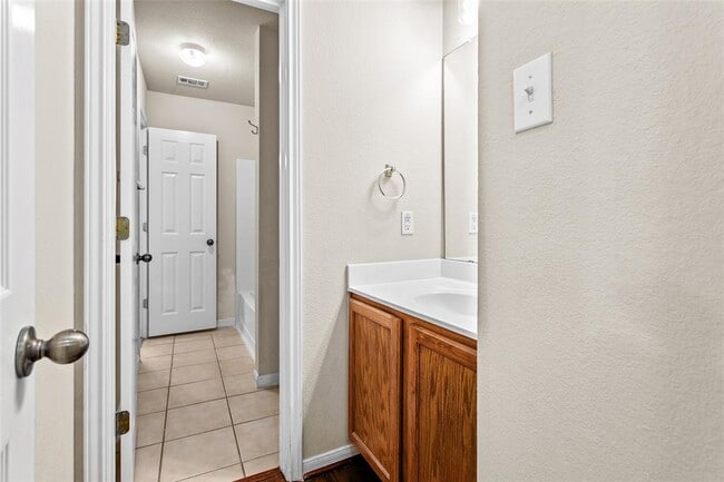 Building Photo - 9401 Pioneer Forest Dr