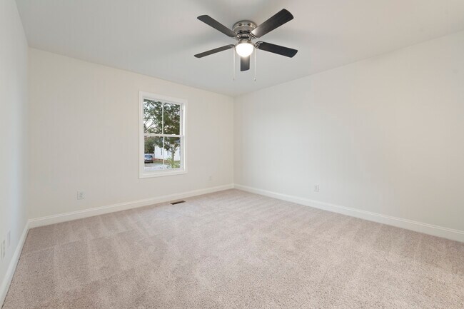 Building Photo - 517 W Cemetery St