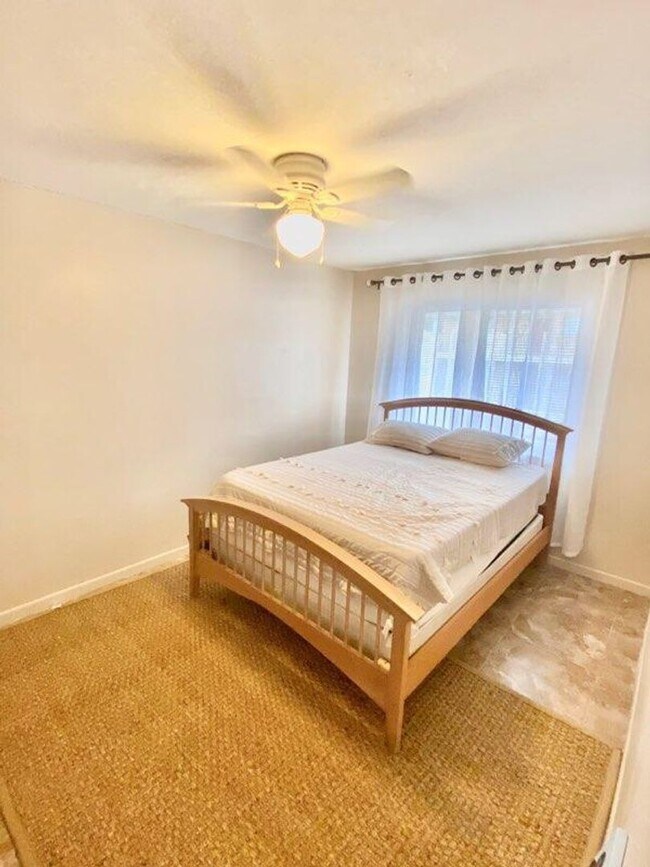 Building Photo - 1/1 PARTLY FURNISHED CONDO UNIT AVAILABLE FALL 2026