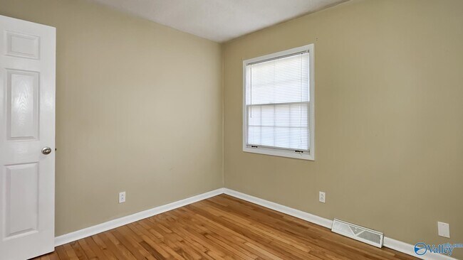 Building Photo - 712 Larry Dr