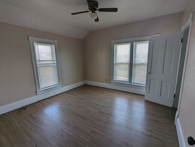 Building Photo - $1250 - 2 Bedroom 1 Bath Apartment - Heart of the City!