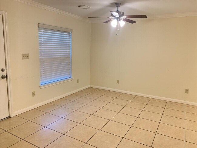 Building Photo - 814 Mobile Dr