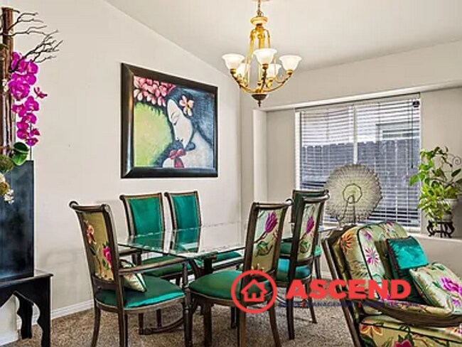 Building Photo - Stunning 4 Bedroom Home Off Brimhall Rd!