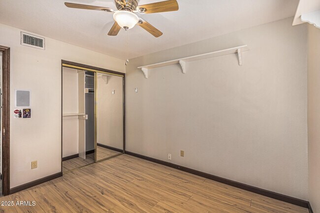 Building Photo - 5109 E Kathleen Rd