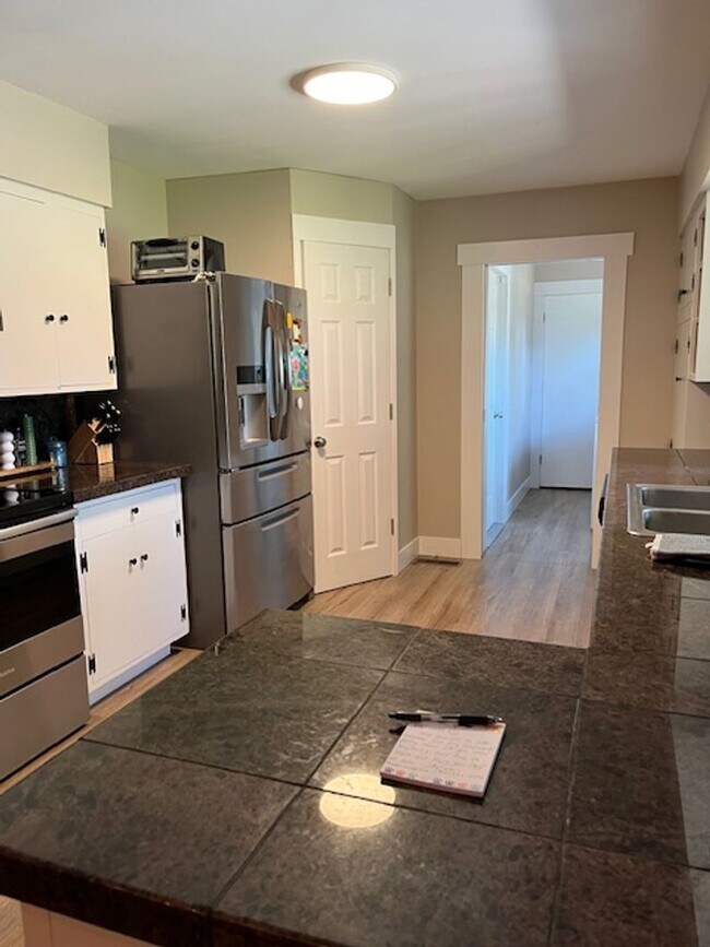 Building Photo - ? **Charming Single-Level Home Just Minute...