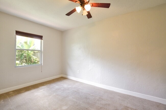 Building Photo - Charming 4/2 Colonial Town North Home with...