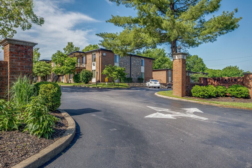 Building Photo - 2601 Hillsboro Pike