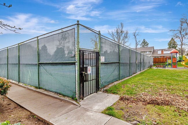 Building Photo - 2 bedroom, 2 bath townhome in the Northpoint HOA!