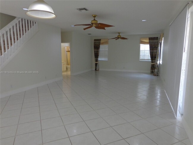 Building Photo - 991 Crestview Cir