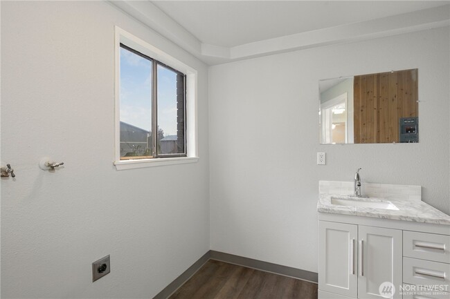 Utility Room - 15906 Elm St E