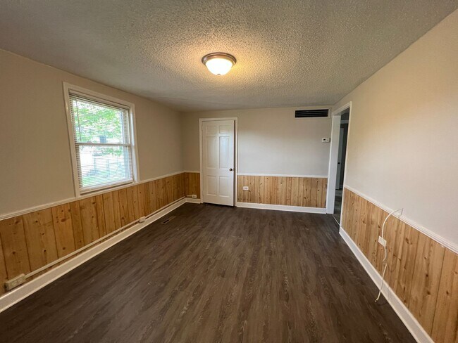 Building Photo - MOVE-IN READY!