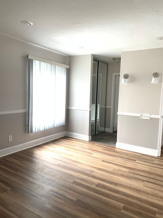 Building Photo - 2 Bedroom 2 Bath Condo with Pool and Hot T...