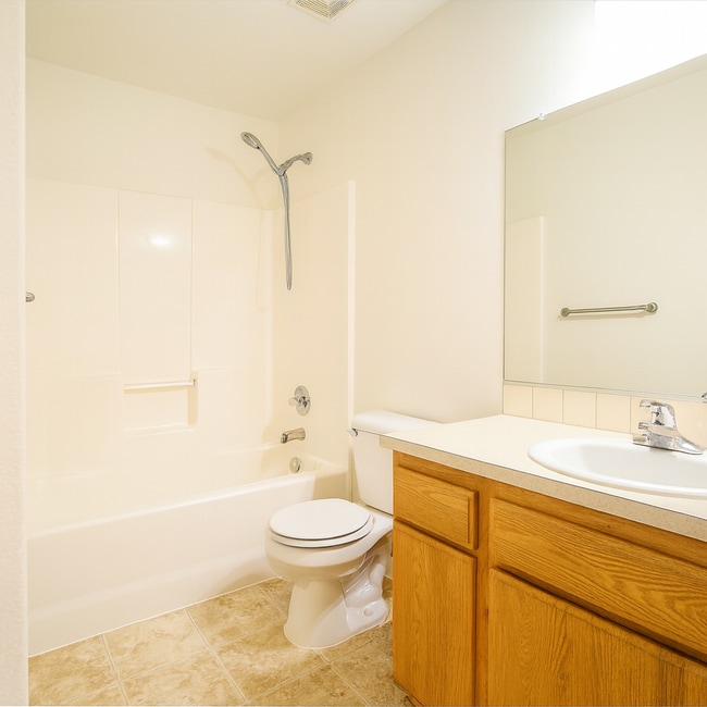 Building Photo - Gorgeous 3x2.5 duplex unit with a fenced b...