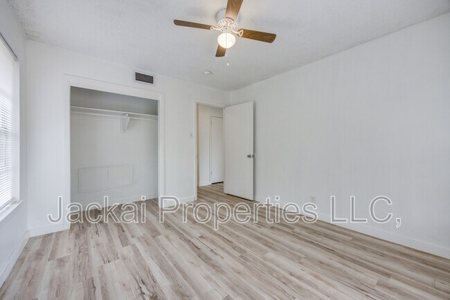 Building Photo - 15 MacArthur Dr