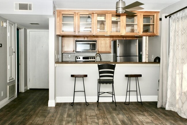 Building Photo - Available Now 2Br 1 Ba Condo with 1c garage